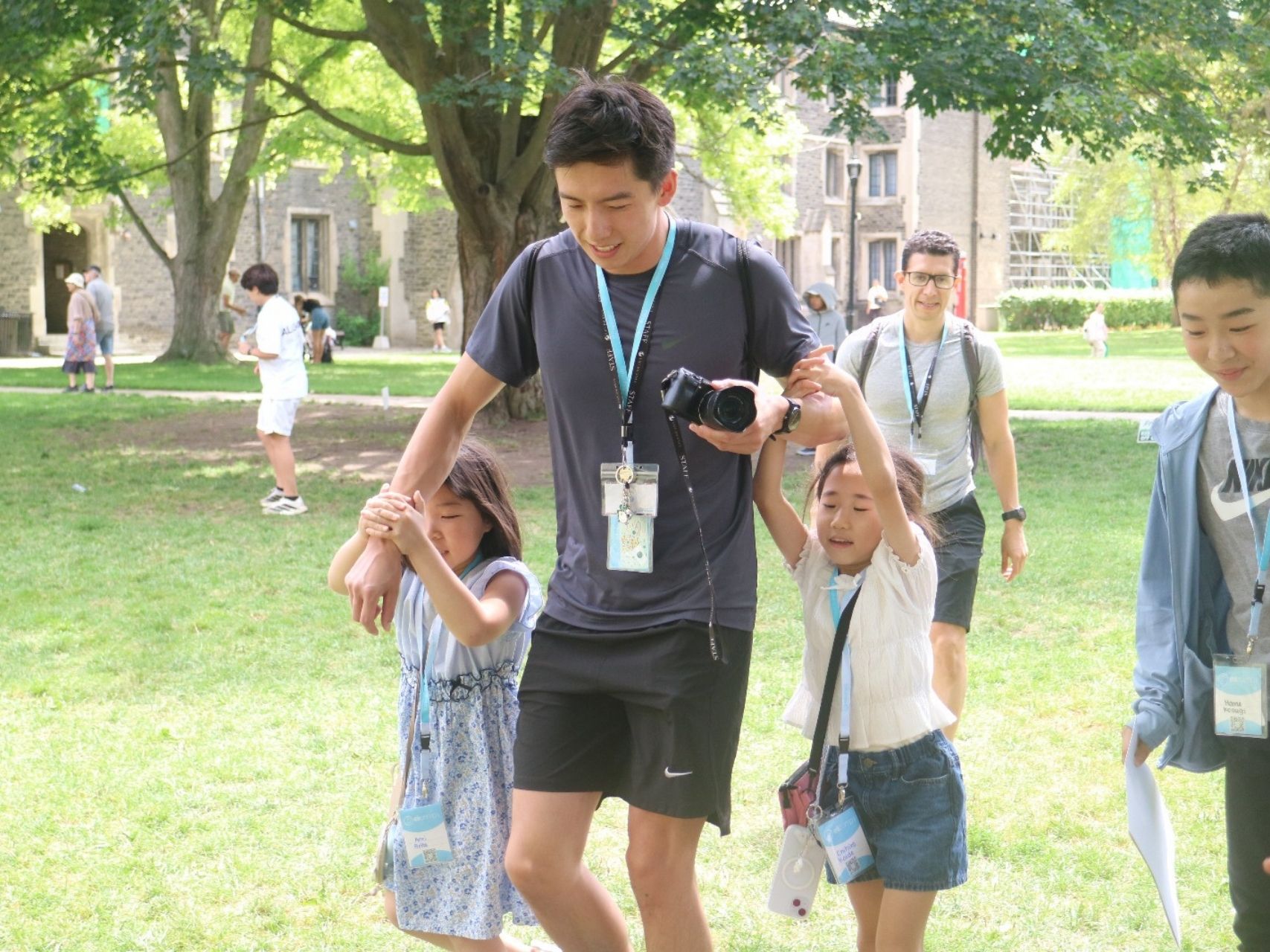Life Journeyで留学したあどけない笑顔の子供とLife Journey代表