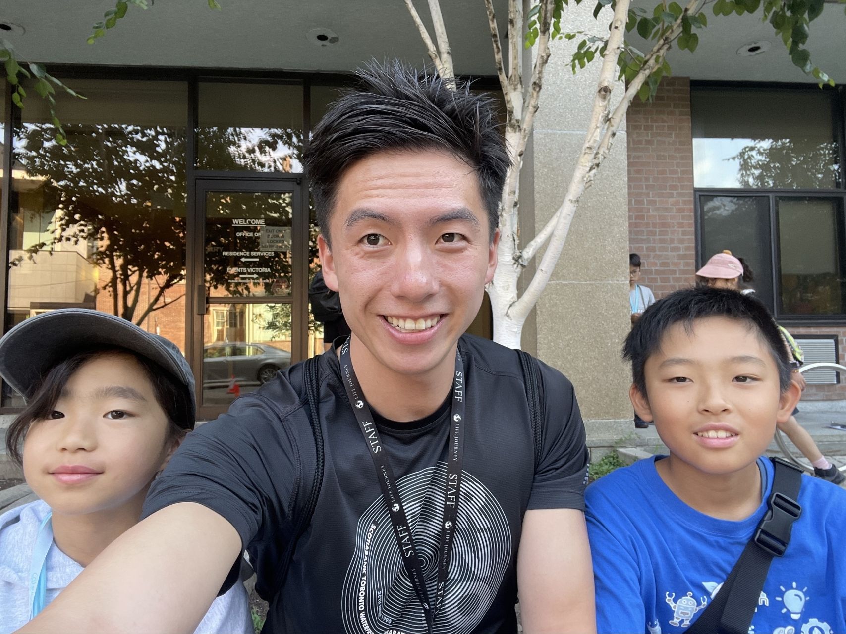 留学を通じて成長している小学生の留学生とLife Journey代表