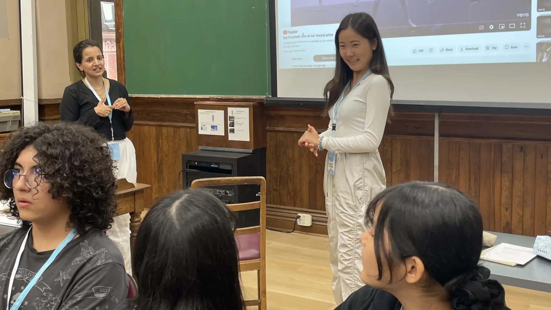 トロント・国際ジュニアキャンプで英語でプレゼンをするKarinaさん