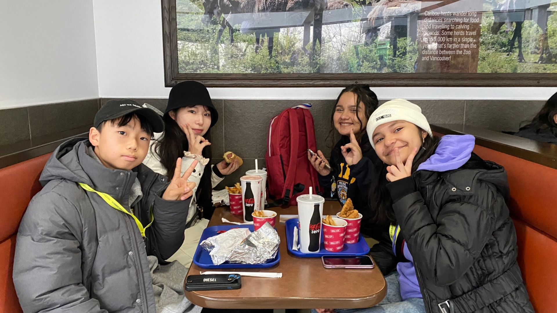 トロントウィンターキャンプで海外の友達と一緒にレストランで昼食をとっているManaさん